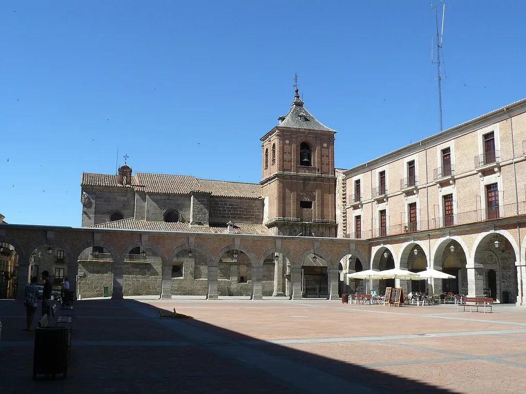 Iglesia de San Juan junto a la Plaza del Mercado Chico, Ávila.
