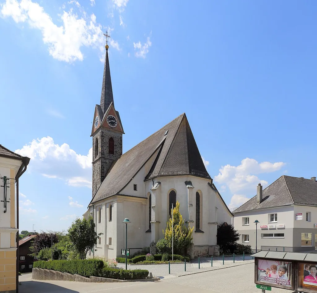 Katholische Pfarrkirche hl. Margareta der oberösterreichischen Gemeinde Eggerding. Ein einschiffiger gotischer Bau aus dem Ende des 15. Jahrhunderts. Der Turm mit Spitzhelm wurde 1900 von Matthäus Schlager errichtet.