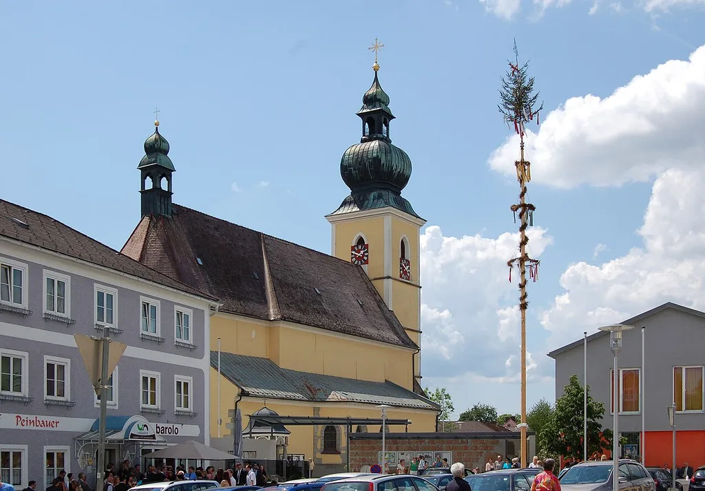Die denkmalgeschützte Pfarrkirche in Altenfelden in Oberösterreich (Bezirk Rohrbach). This media shows the protected monument with ObjektID 13826 in Austria. (Commons, de, Wikidata)