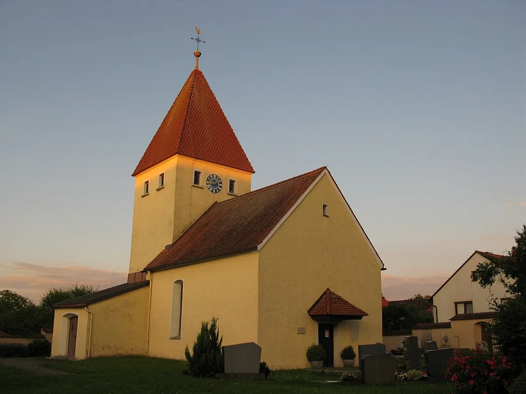 Osterdorf: Kirche St. Erhard im alten Dorfkern von Nordwesten gesehen..