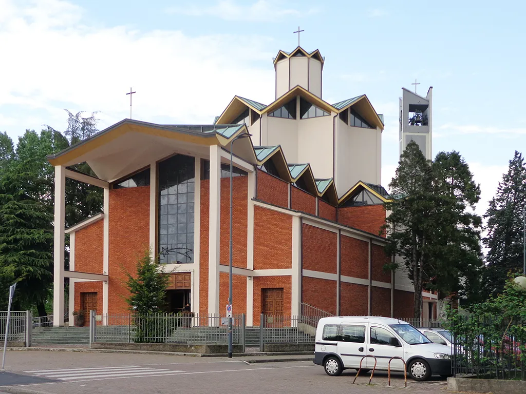 Milano, la chiesa della Madonna della Divina Provvidenza nel quartiere di Quinto Romano. Fu costruita nel 1958 su progetto di Amos Edallo.Fonte: Cecilia De Carli (a cura di), Le nuove chiese della diocesi di Milano. 1945-1993, Milano, Edizioni Vita e Pensiero, 1994, p. 143, ISBN 88-343-3666-6.