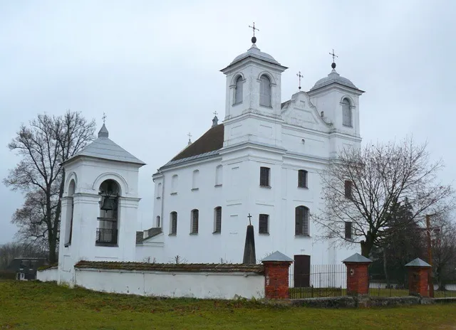 Троицкий костел, 1755-58 гг., позднее барокко. д. Ищелно, Щучинский район. Фото путешествия по Беларуси.