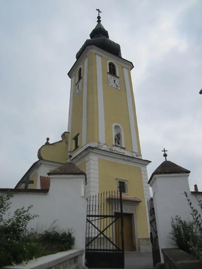 Im Kern romanische, barockisierte Saalkirche mit barockem Westturm in Waldkirchen an der Thaya