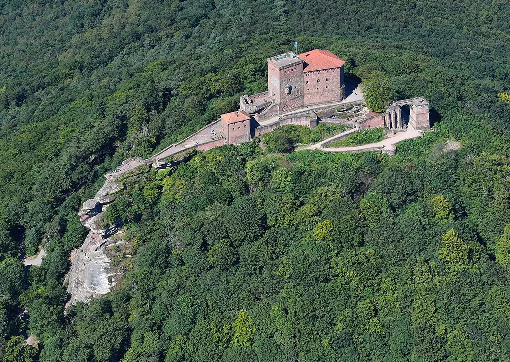 Aerial image of Trifels Castle (view from the southeast)