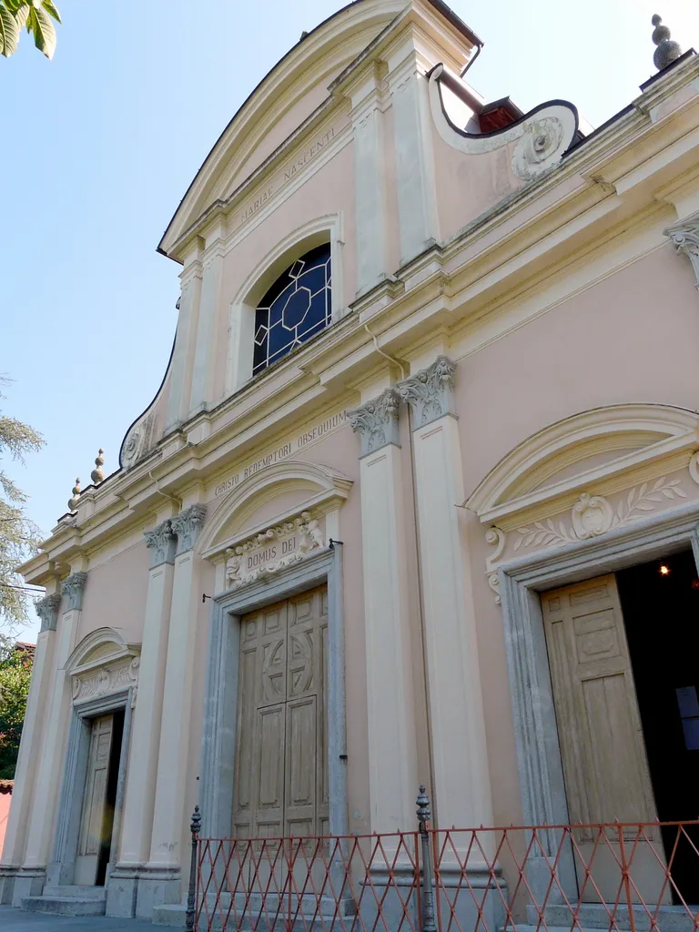 La facciata della chiesa della Natività di Maria Vergine, Fresonara, Piemonte, Italia