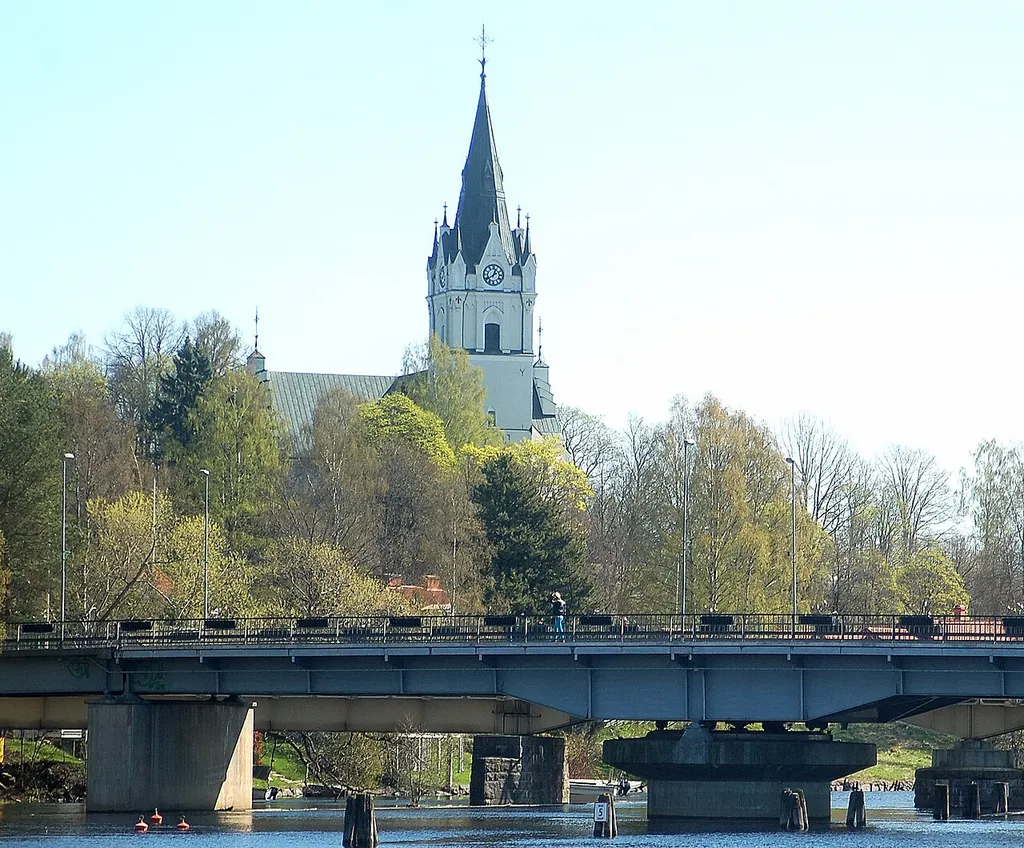 Sunne kyrka från järnvägsbron.