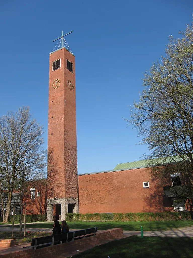 Evang. Luth. Rogatekirche, Bad-Schachener-Straße 28; Pfarrkirche, städtebaulich markante, einheitlich in Sichtziegelmauerwerk gestaltete Baugruppe mit Flach- und Satteldach, bestehend aus Kirche, Gemeindehaus und Pfarrwohnung, die zusammen mit dem hohen Turm als Geviert um einen gegen die Straße abgeschlossenen Hof angeordnet sind, längsgerichteter Kirchenraum mit vier sich nach oben verjüngenden Betonstützen, baldachinähnlicher, die Außenwände nicht berührender Decke und mit umlaufendem Fensterband; sämtlich von Werner Eichberg, 1963/64; mit Ausstattung.