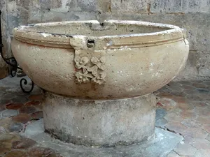 Taufbecken in der Kirche Notre-Dame in Moret-sur-Loing