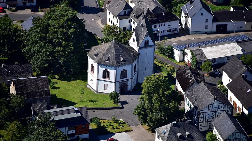 Urbach, Evangelische Kirche (Urbach), Luftaufnahme (2016)