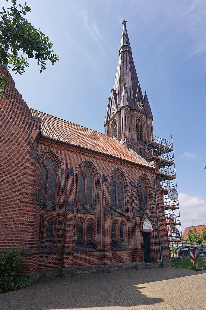Die 1874 eingeweihte im neugotischen Stil errichtete Kirche bildet den Mittelpunkt des Dorfkerns am neu gestalteten Kirchplatz in Leese, Niedersachsen, Deutschland