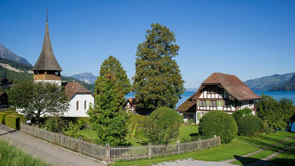Die Kirche (Johannes der Täufer) in Leissigen gehört zu den 12 Tausendjährigen Kirchen um den Thunersee. Daneben steht das Pfarrhaus.