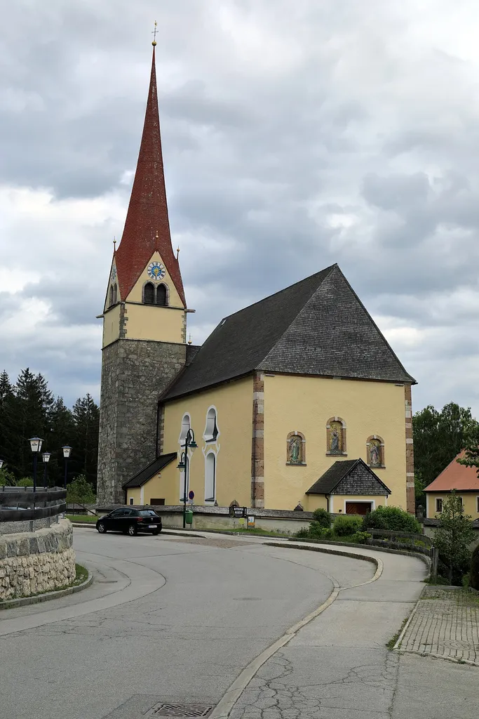 Von der Ebener Straße Richtung Südost, die Kirche untersteht dem Patronizium der hl. Notburga von Rattenberg. Der Chor liegt auf der Westnordwestseite.