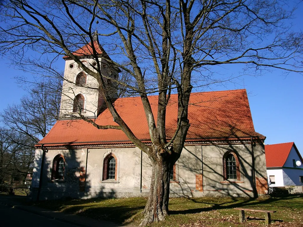 Die Kirche wurde 1710 erbaut. Um 1790 sowie 1951 erfolgten gründliche Instandsetzungen. Im Inneren befinden sich eine Patronatsloge und ein Kanzelaltar aus der Bauzeit.