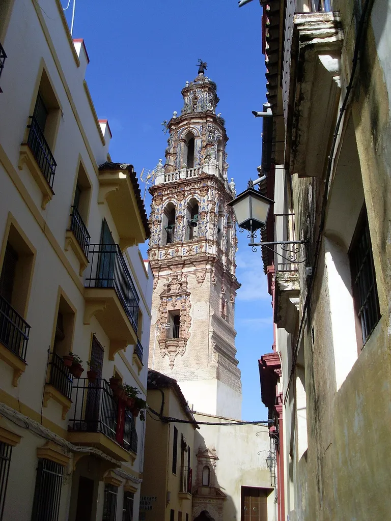 Torre de la Iglesia de San Juan de la localidad Sevillana de Écija, a sus pies está la Iglesia de San Juan, que se sitúa en plano centro histórico de la ciudad a escasos metros de la Plaza de España.