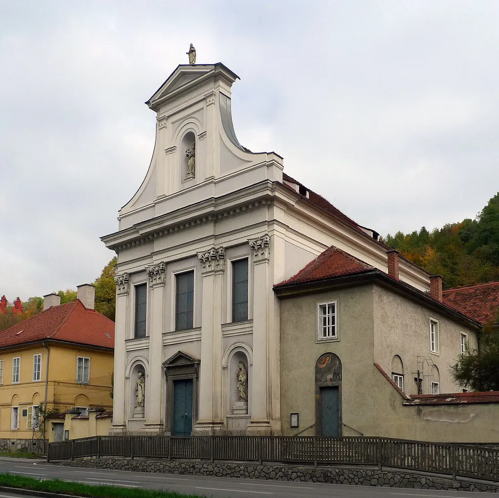 Karmelitinnenkloster mit Einfahrtstor, Ummauerung und Gruftkapelle
