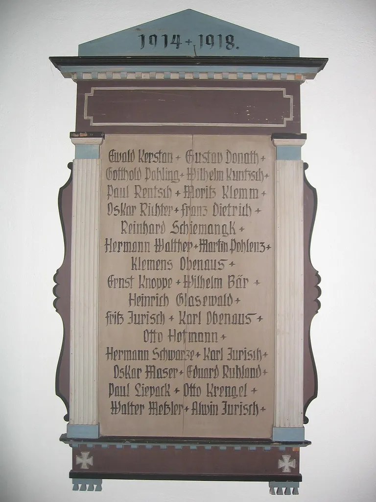 Grünewalde (Lauchhammer), Friedhofsweg, evangelische Kirche, Gedenktafel links im Altarrraum