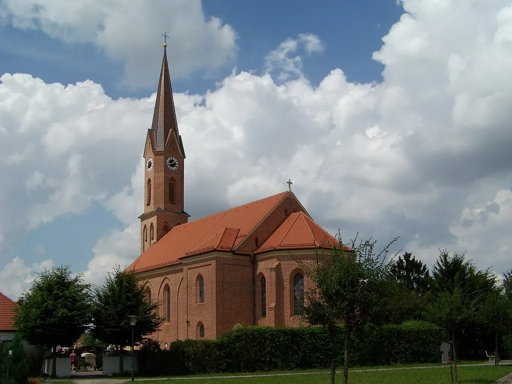 Adlkofen, Reichlkofen 13. Katholische Pfarrkirche St. Michael und Friedhofsmauer. Saalkirche, Backsteinbau, Westturm mit Spitzhelm, neugotisch, von 1876, Turmunterbau spätgotisch; mit Ausstattung. Friedhofsmauer, um 1900.