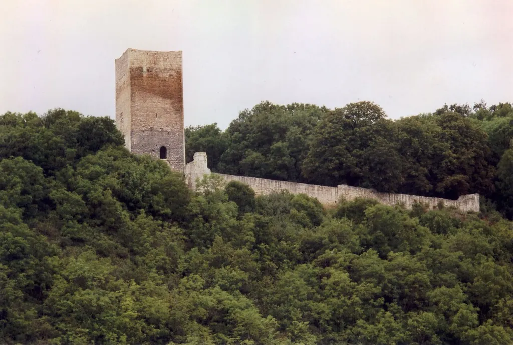 Untere Sachsenburg vom Ort aus gesehen