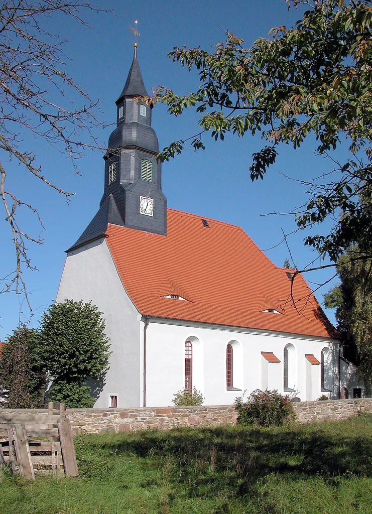 10.10.2010 09634 Hirschfeld (Reinsberg), Hauptstraße 54 (GMP: 51.037489,13.351317): Die Dorfkirche stammt in ihren Grundmauern aus dem 13. Jahrhundert. Erstmals erwähnt findet man sie 1214. 1582 erfuhr das Gebäude bauliche Erweiterungen auf der Nordseite. Die Inschrift im Nordportal nennt das Jahr 1597. Mit großer Wahrscheinlichkeit wurde Katharina von Bora, Luthers Ehefrau, in Hirschfeld geboren und dann wohl auch in dieser Kirche getauft. [DSCN42573.TIF]20101010105DR.JPG(c)Blobelt