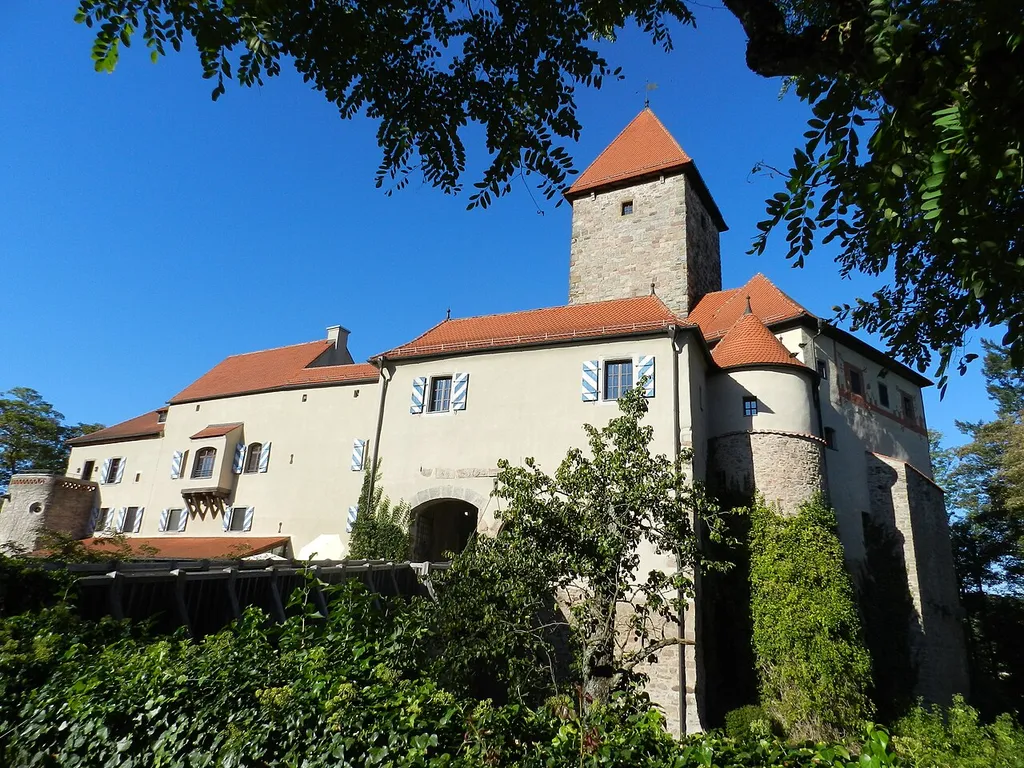 Burg Wernberg, Markt Wernberg-Köblitz, Landkreis Schwandorf, Oberpfalz, Bayern (2011); Burg Wernberg wird seit 1998 als Hotel gehobener Klasse genutzt. Die Burg befindet sich in einem erstklassigen. Das Unternehmen Conrad Electronic und die Gemeinde brachten 27 Mio. DM auf. Überregional bekannt ist das Restaurant „Kastell“ in der Burg Wernberg, das hohe Bewertungen in Restaurantführern erhält. Die Burg Werberg ist Vorzeigeobjekt für den Denkmalschutz.