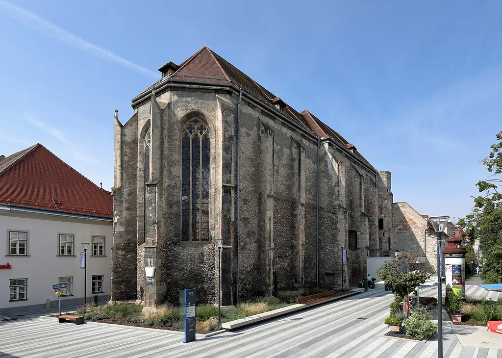 Ostnordostansicht der ehemaligen Klosterkirche der Dominikanerinnen „St. Peter an der Sperr“ in der niederösterreichischen Bezirkshauptstadt Wiener Neustadt.Die Kirche wurde im 3. Viertel des 14. Jahrhunderts errichtet. 1768 wurde sie bei einem Erdbeben stark beschädigt. In weiterer Folge wurde die Kirche geschlossen und profaniert. Weitere Beschädigung erfolgten beim Stadtbrand 1834, wo das Gewölbe einstürzte, und 1944 durch Bombentreffer. 1965/66 wurde die ehemalige Kirche nach Plänen von Wilhelm Zotti restauriert und als Ausstellungshalle adaptiert.