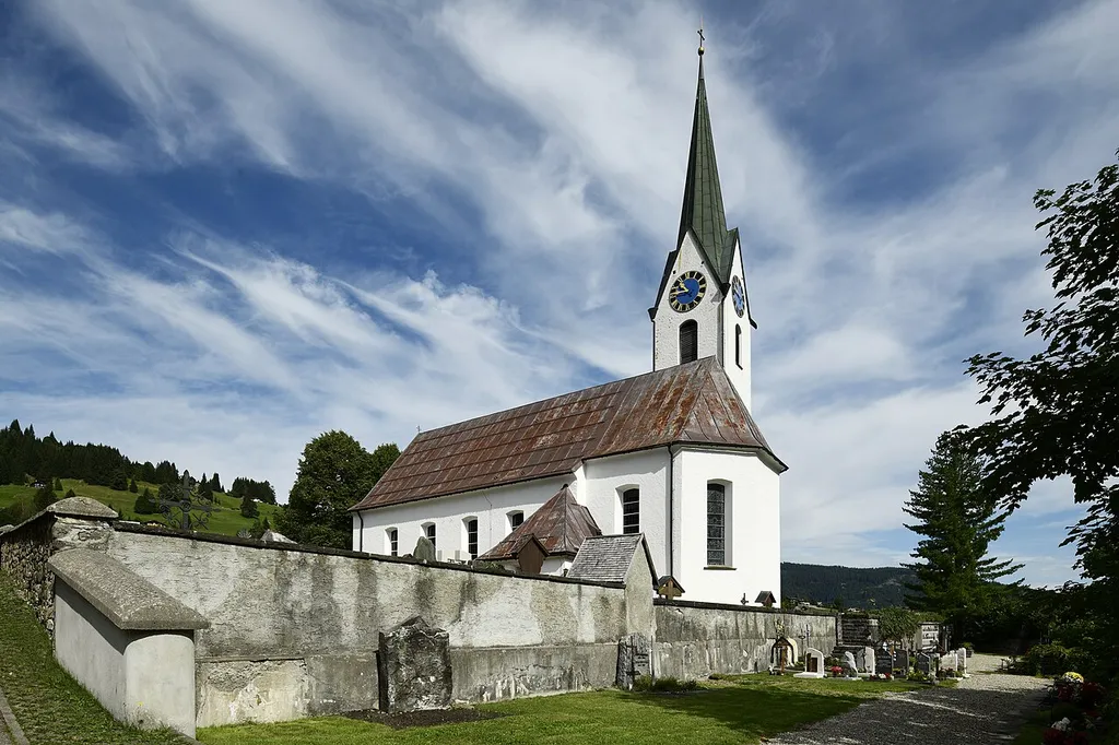 Österreich. Kleinwalsertal. Hirschegg. Fassadenansicht der katholischen Pfarrkirche heiligen Anna. Gesehen im August 2020.