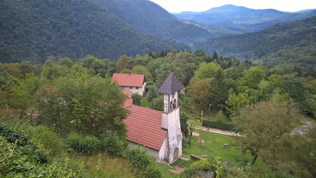 Cerkev Sv. Treh kraljev pri gradu Kostel