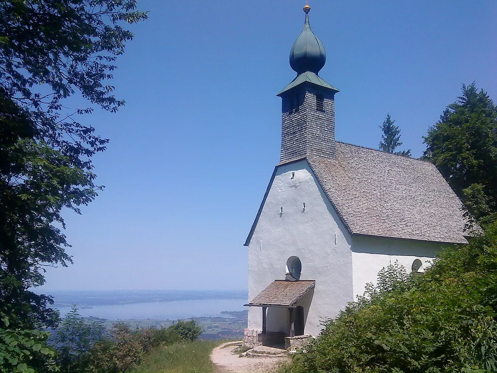 Schnappenkirche mit Chiemsee im Hintergrund