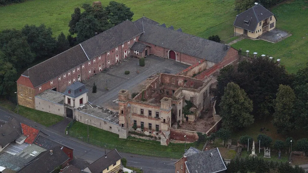 Burg Hemmerich: Luftaufnahme aus nordwestlicher Richtung