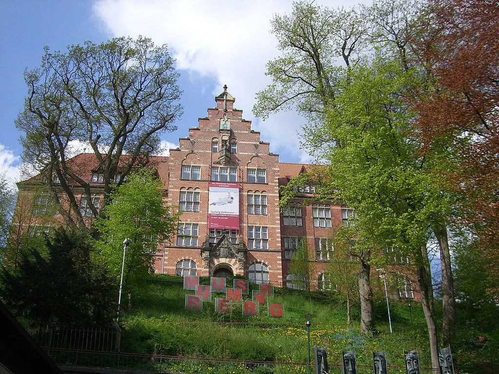 Heinrich-Sauermann-Haus mit Schrift Museumsberg davor