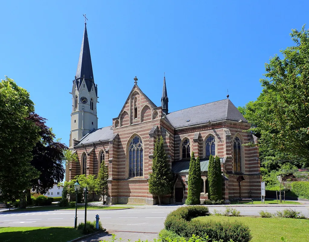 Katholische Pfarrkirche Mariä Himmelfahrt in der oberösterreichischen Marktgemeinde Mauerkirchen. Langhaus und Chor nach einem Brand im Jahr 1865 von 1867 bis 1872 in neugotischen Stil errichtet. Der vorgestellte gotische Westturm stammt aus dem Jahr 1504, wobei der neugotische Turmaufsatz im Jahr 1873 aufgesetzt wurde.