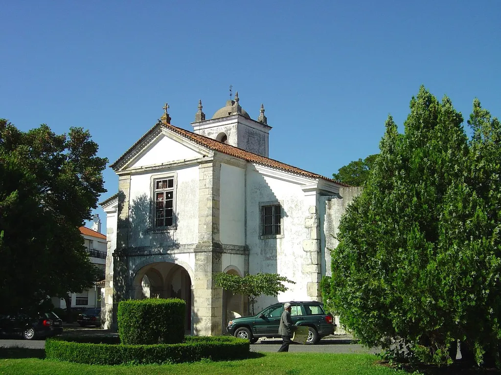A igreja-colegiada de Santa Maria da Alcáçova foi fundada nos primeiros anos da segunda metade do século XII, após a conquista de Santarém aos Mouros, e a sua construção teve a iniciativa dos cavaleiros da Ordem do Templo, sob orientação de D. Frei Pedro Arnaldo, cavaleiro templário e comendador de Santarém. Ao longo dos séculos esta igreja, que sediou a primeira freguesia cristã após a tomada da vila, sofreu diversas campanhas de obras que acabaram por ocultar os planos arquitectónicos primitivos, pelo que, hoje, estamos perante uma obra, que no essencial, é fruto das intervenções dos séculos XVII-XVIII e cuja descaracterização mereceu a Almeida Garrett e a Alexandre Herculano palavras de acerbo desdém. Obras recentes de restauro permitiram detectar, sob a estrutura seiscentista, vestígios importantes dos primitivos arcos capitelizados medievais. O templo é de invocação de Santa Maria, "culto em expansão em todo o mundo cristão contemporâneo. Na Península Ibérica, a reconquista cristã adoptou o culto da Virgem no seu santuário uncentista, como expressão simbólica dessa mesma expansão. "Santa Maria" significava uma santificação de um lugar "pagão", escondendo em muitos casos uma pré-existência cultural, ou ainda um centro político-religioso de origem muçulmana, como foi a Alcáçova pré-afonsina". <a href="http://santaremdigital.com.pt/site/index.php?option=com_content&amp;task=view&amp;id=128&amp;Itemid=80" rel="nofollow">santaremdigital.com.pt/site/index.php?option=com_content&amp;...</a> <a href="http://loc.alize.us/#/flickr:2476976642" rel="nofollow">See where this picture was taken.</a> <a href="https://www.flickr.com/groups/geotagging/discuss/72157594165549916/">[?]</a>