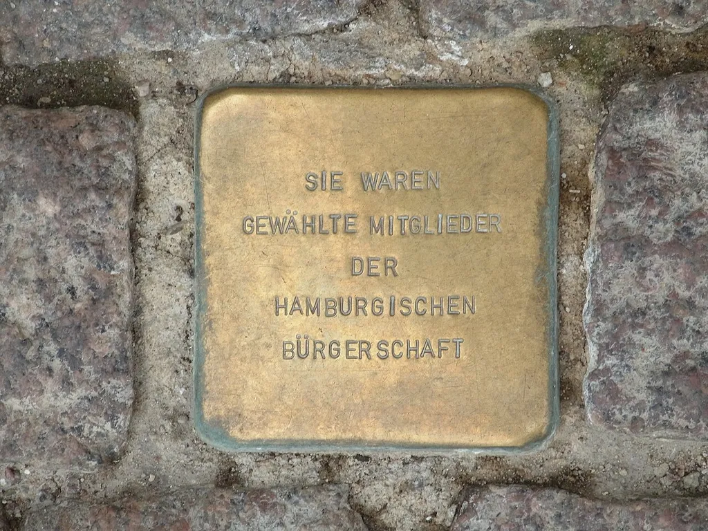 Stolpersteine liegen vor dem Rathaus-Eingang