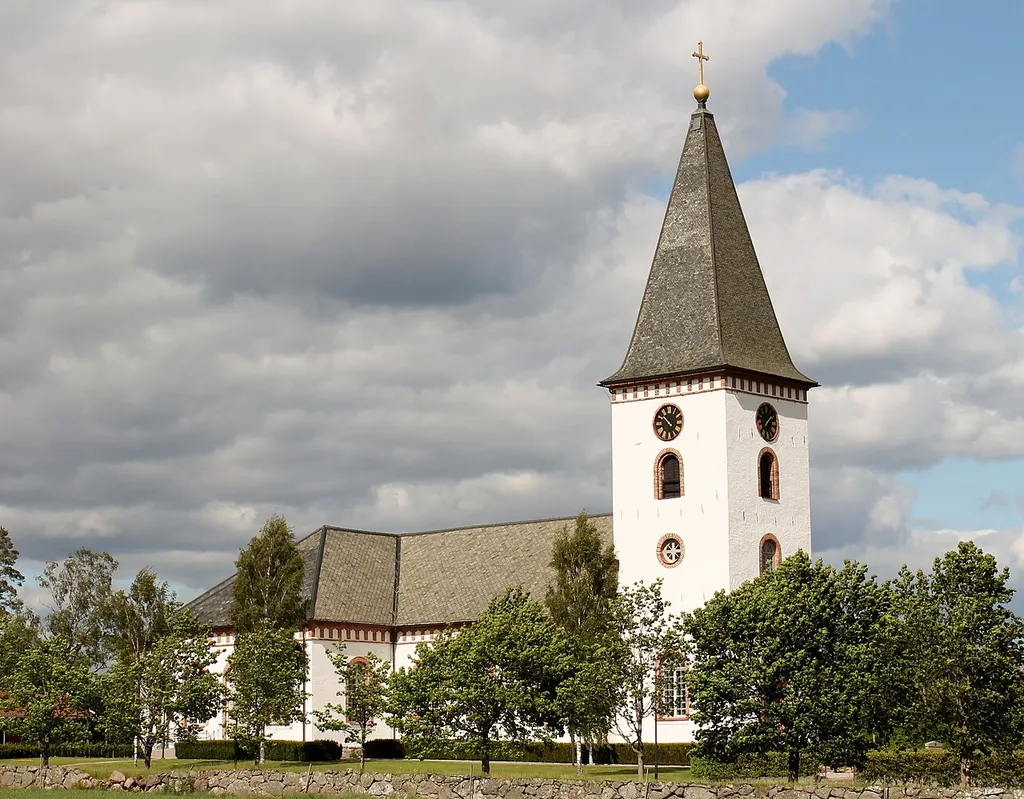 Hemmesjö new church.The church is a cruciform church, built between 1852 - 1854 in historicizing among style, designed by Johan Adolf Hawerman. It is built of stone, plastered and whitewashed with tegelorneringar in the facade. in 1854 was opened Church by Bishop Christopher Isac Heurlin.
