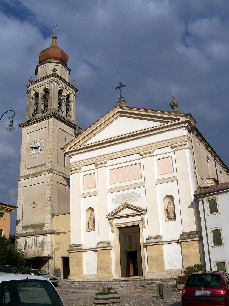 Campanile e chiesa parrocchiale di S. Pietro Apostolo in S. Pietro di Lavagno (VR). Sul campanile si stava effettuando un'esecuzione a sistema veronese con le nove campane del concerto.