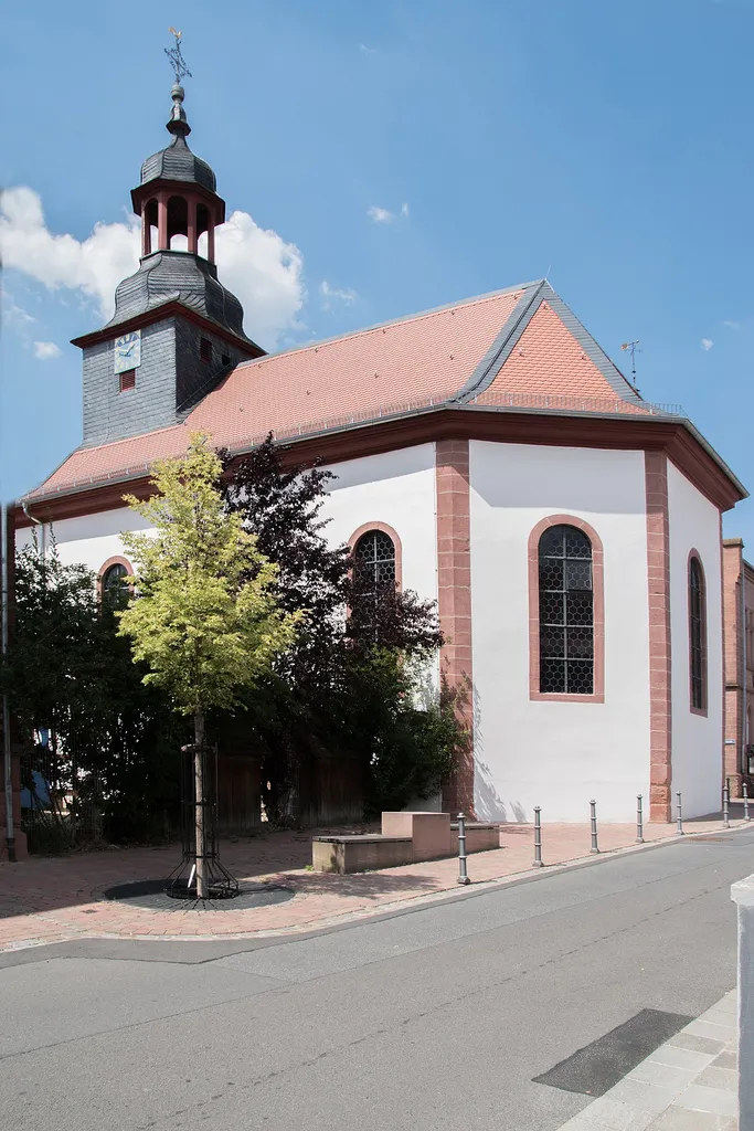 Denkmalgeschützte evangelische Kirche in Groß-Umstadt, Ortsteil Richen, Im Kirchwinkel 1