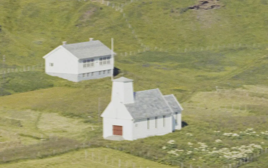Loppa kirke. Foto: Widerøes Flyveselskap, fra Nasjonalbibliotekets samling.