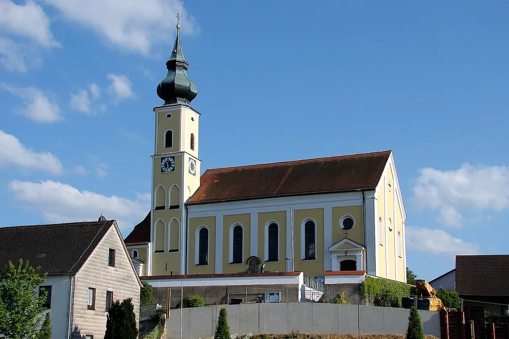 Turm spätgotisch und barock, Chor 1755, Langhaus 1893; mit Ausstattung; Xaveriuskapelle, an die Pfarrkirche gebaut; mit spätgotischen Spolien und Ausstattung.