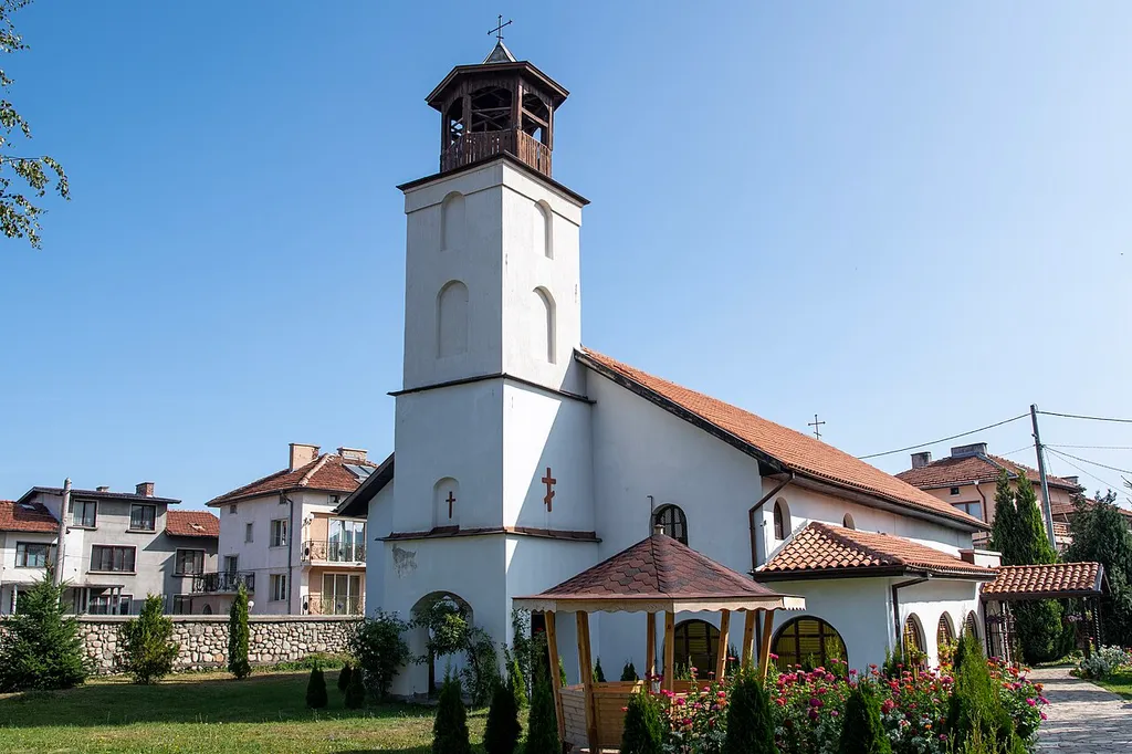 Снимката документира Долномахаленска църква „Въведение Богородично“ в град Самоков.