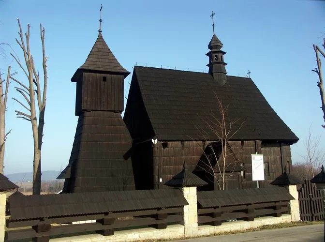 Kościół w Rzepienniku Biskupim z XVI wieku (powiat tarnowski)