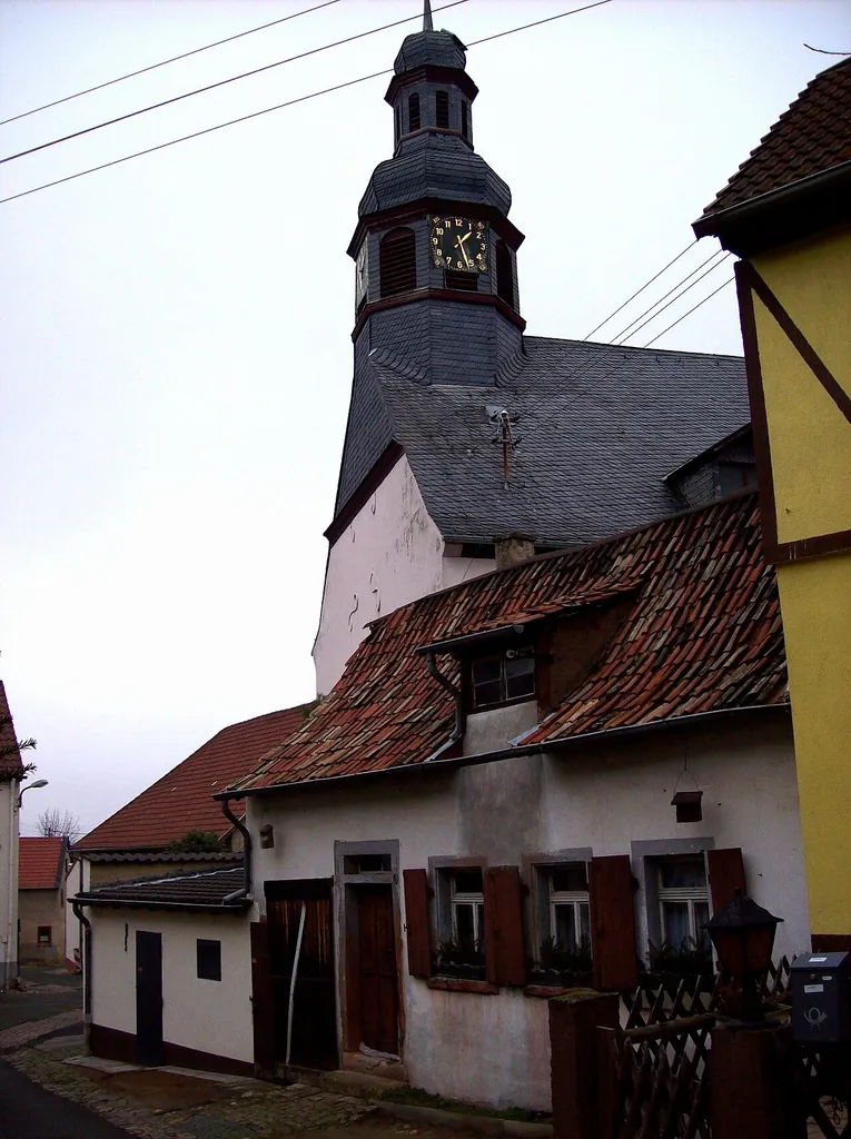 Ev. Martinskirche Bosenheim / Rheinland Pfalz 1744/45 mit historischem Haus im Vordergrund (leider bekommt man die Kirche wg. der Enge der Gassen kaum recht ins Bild)