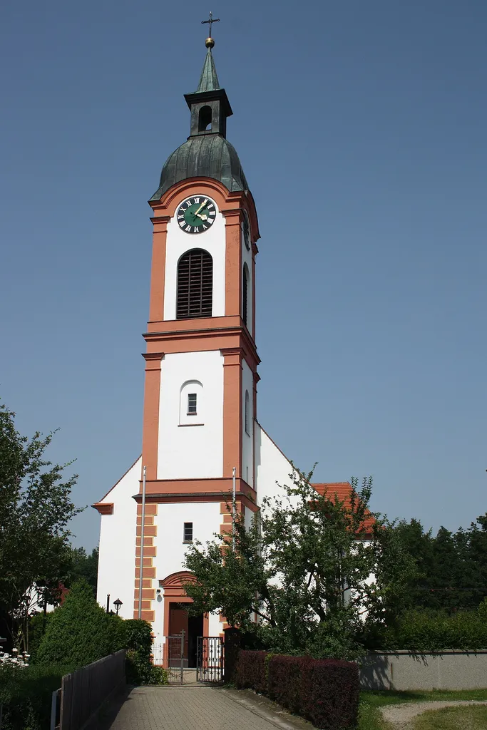 Katholische Pfarrkirche St. Stephan in Autenried, einem Ortsteil von Ichenhausen im Landkreis Günzburg (Bayern), 1708/09 Neubau durch Johann Georg Reiner, 1765/66 Umgestaltung durch Joseph Dossenberger der Jüngere, neubrocker Turm mit welscher Haube, Laterne und Spitzhelm, von 1890