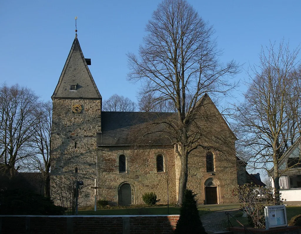 Evangelische Johanneskirche in Iserlohn-Hennen. Kreuzförmige romanische Saalkirche aus Bruchstein, errichtet um 1200.