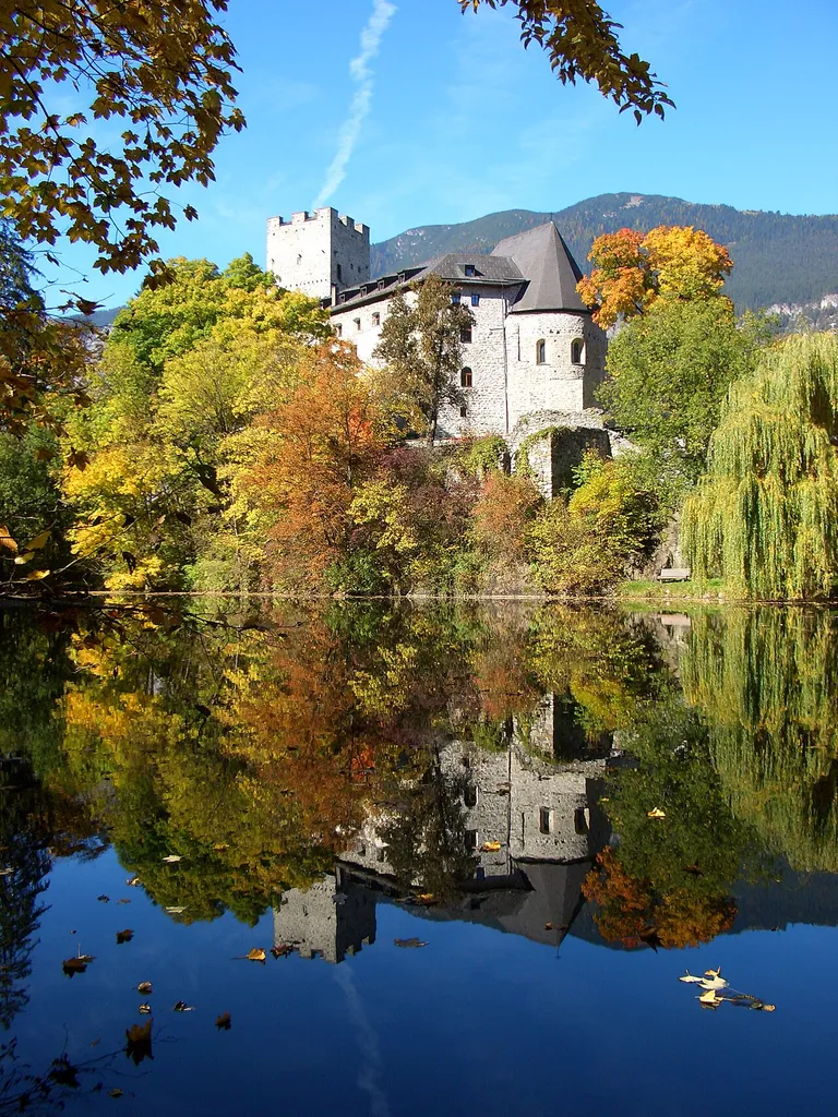 Burg Petersberg im Oktober 2011. Foto: A. d´Orfey, Kunst im Licht, München 2006