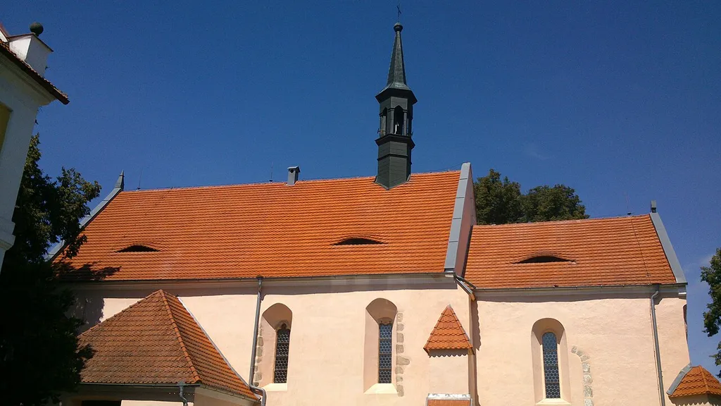 Kostel - pohled ze hřbitova