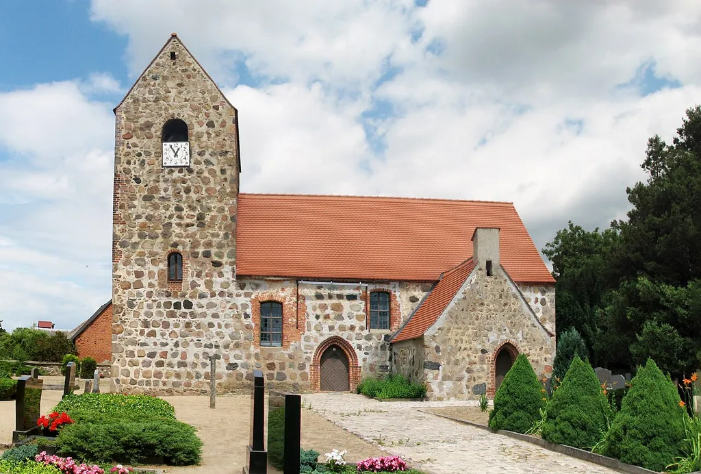 Kaulitz, Baudenkmal: Dorfkirche, Feldsteinkirche aus dem 13. Jahrhundert