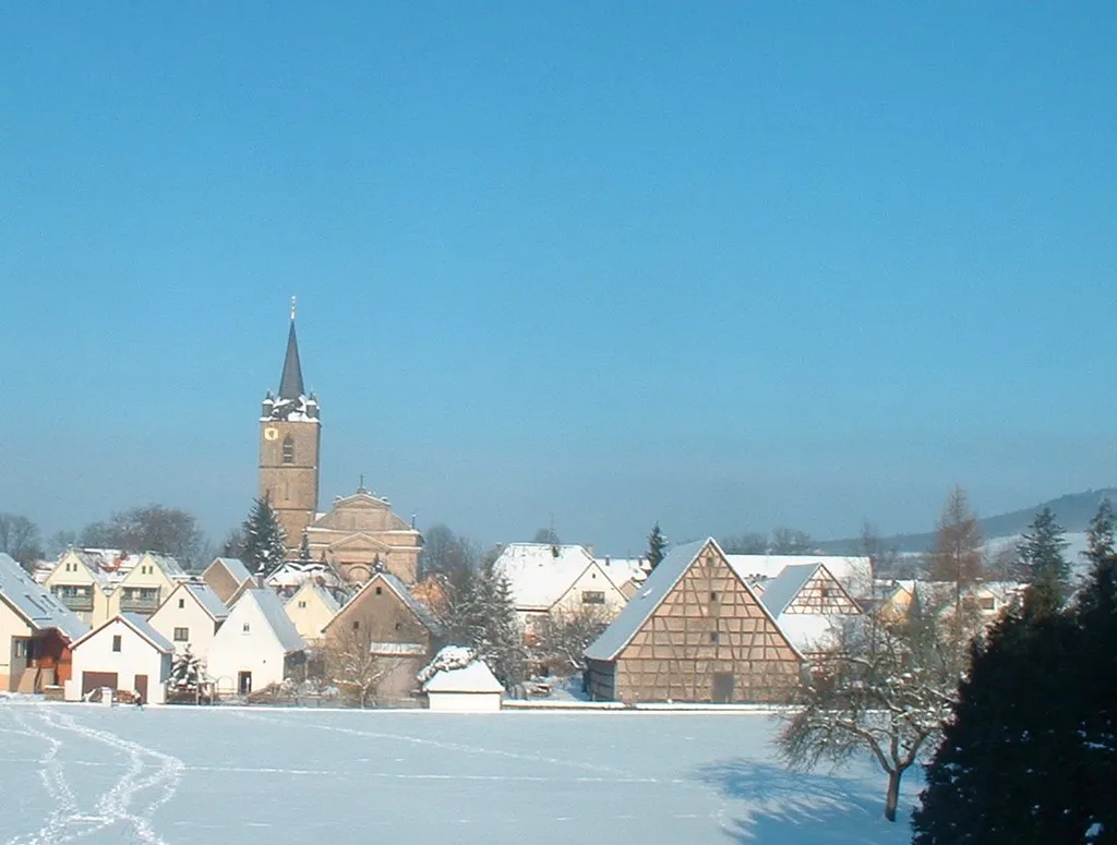 Die oberfränkische Gemeinde Eggolsheim mit Kirche im Winter