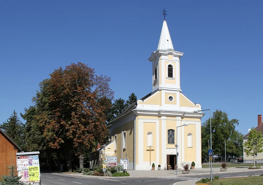 Katholische Pfarrkirche hl. Andreas in Kroatisch Geresdorf, ein Ortsteil der burgenländischen Gemeinde Nikitsch. Ein einfacher Bau aus dem Jahr 1795 mit eingebundenem Fassadenturm und eingezogenem Chor.