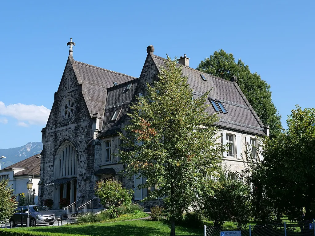 Die reformierte Kirche aus dem Jahr 1890 ist mit Kalksteinquadern verblendet.