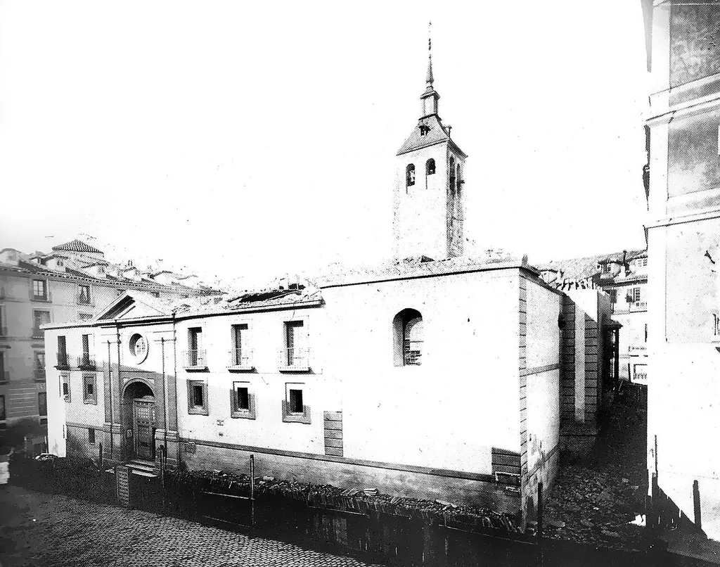 Santa María de la Almudena church in 1869 prior to its demolition.